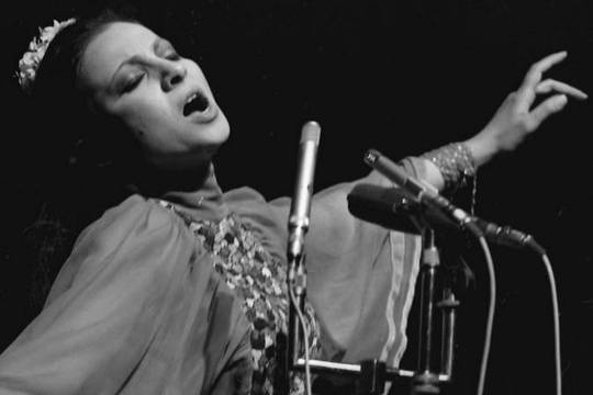 Through calls from Hamburg, Esther Ofarim's story unfold - portrait of a legendary voice that became a myth