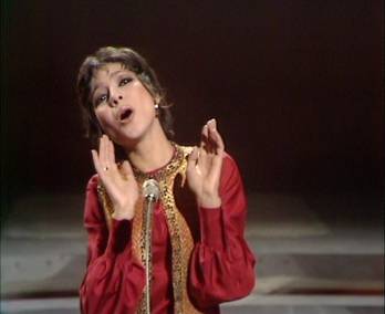 Esther Ofarim in the show Frost on Sunday